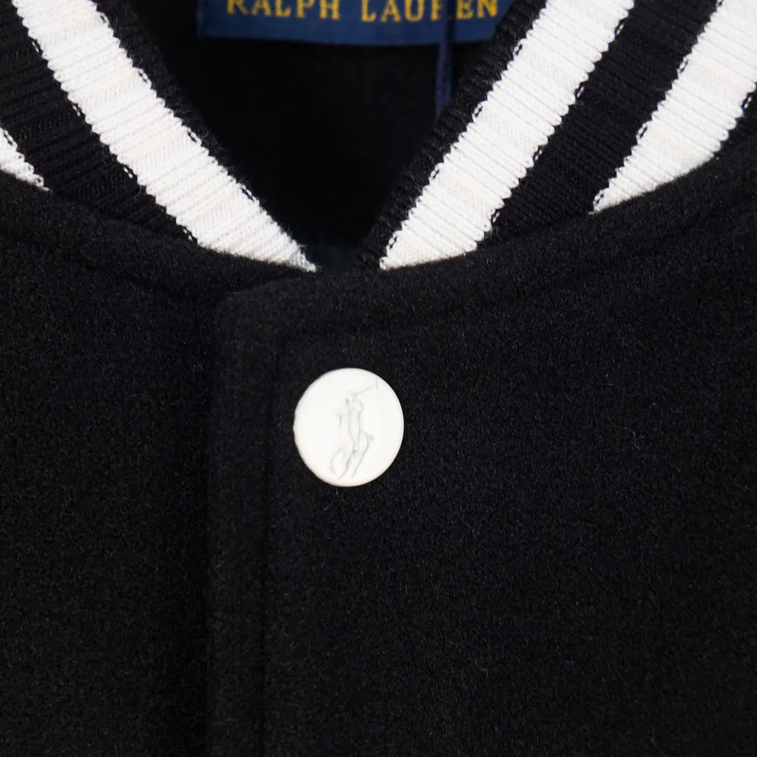 P620 zp version [exclusive supply] RAH LAUREN horse logo embroidery stitching baseball jacket jacket Warm reminder: It is recommended to hand wash or dry clean! ! This year is particularly popular. Baseball uniform jackets are available at all levels of the market (you must compare the details). The most powerful quality control. Baseball uniforms have been produced and researched for 7 years. The details are exquisite. With it, you will be the most handsome boy in the world. The fully painted surface with four-button buttons (buttons with LOGO), the fabric is customized for more than a month. It is not ready-made in the market. It is made of woolen blended fabric, custom-woven and dyed. It has high color fastness. It is recommended to hand wash or dry clean for the first time. "Custom-woven knitted rib at the hem", the lining is made of silky and delicate cupro fiber material, which can be worn directly against the body. It is extremely comfortable, a heavy-hitting item, purchase version!  Color: Black Size: XS S M L Number: RC10873